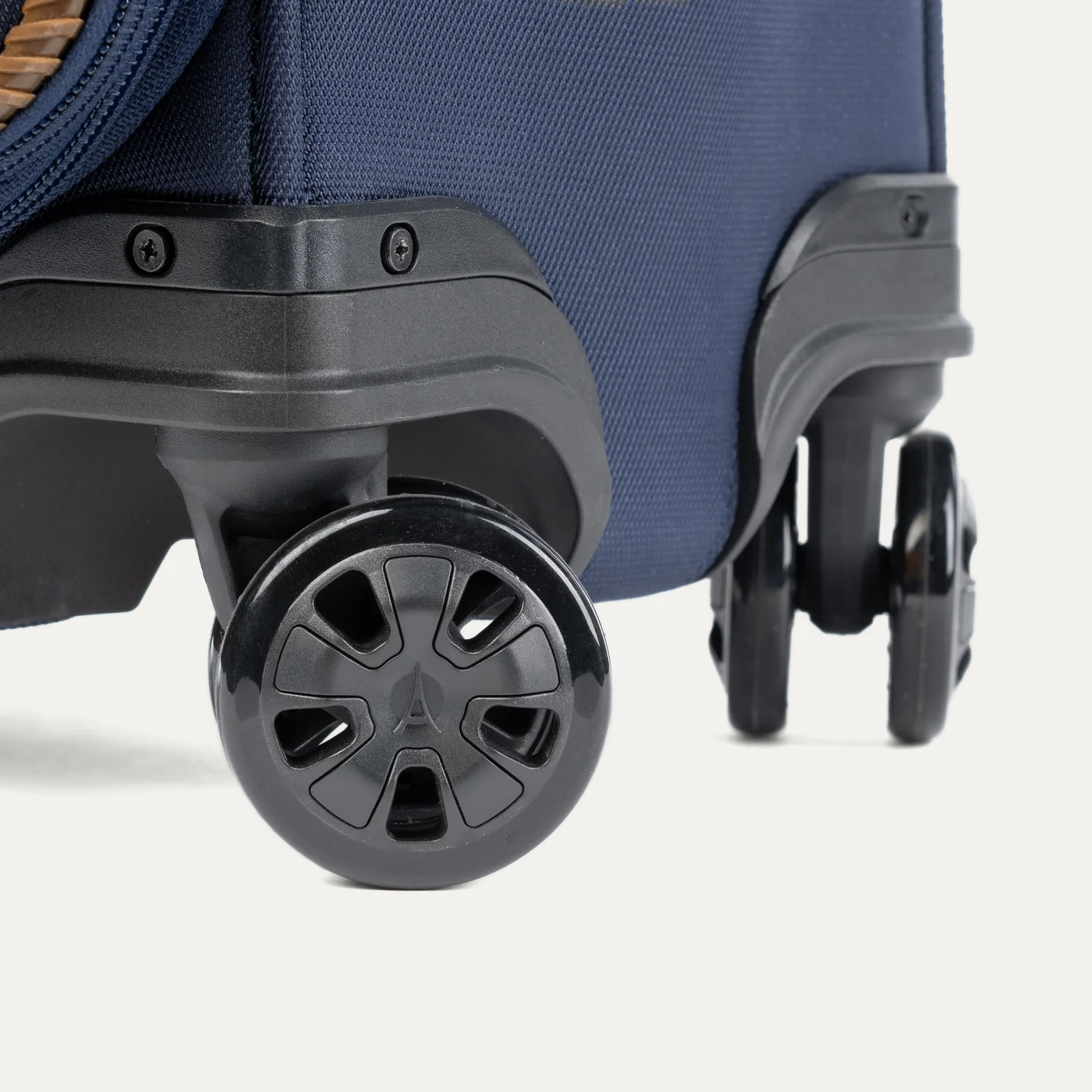Crew™ Classic Carry-On / Medium Check-in Luggage Set - Image 8