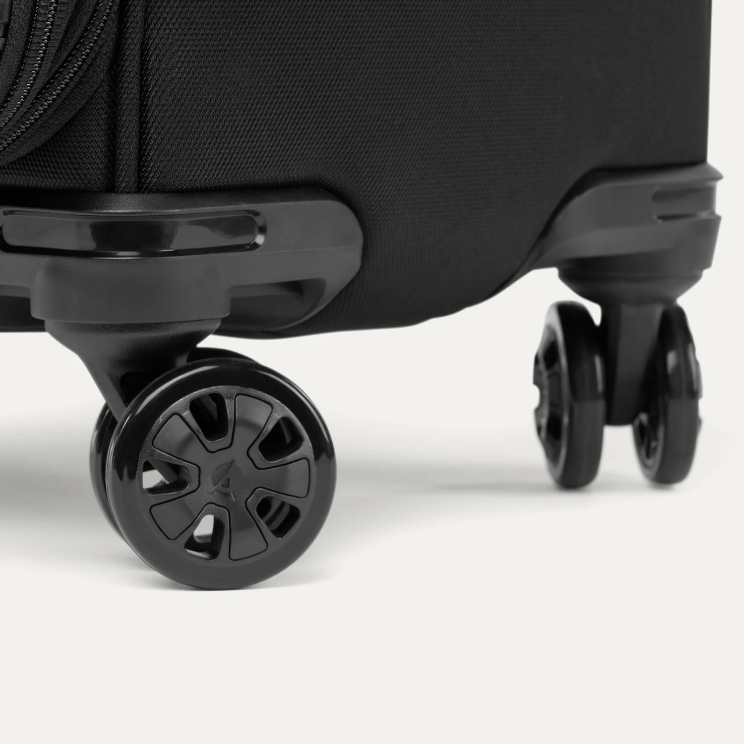Crew™ Classic Medium Check-in Expandable Spinner - Image 18