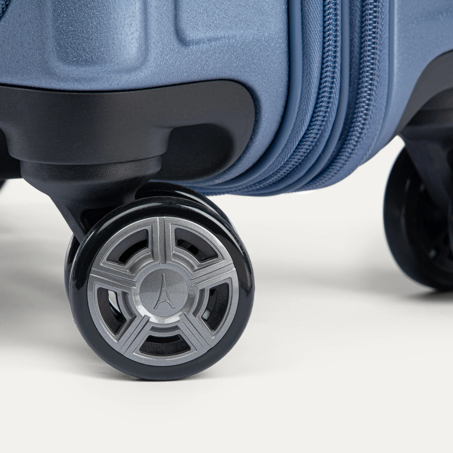 Platinum® Elite Carry-On Business Plus Hardside Spinner - Image 17