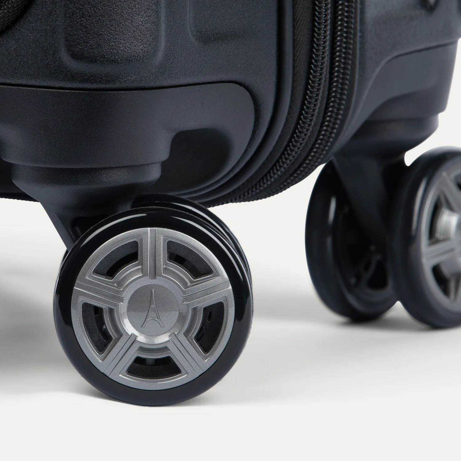 Platinum® Elite Compact Carry-On Business Plus Hardside Spinner - Image 11