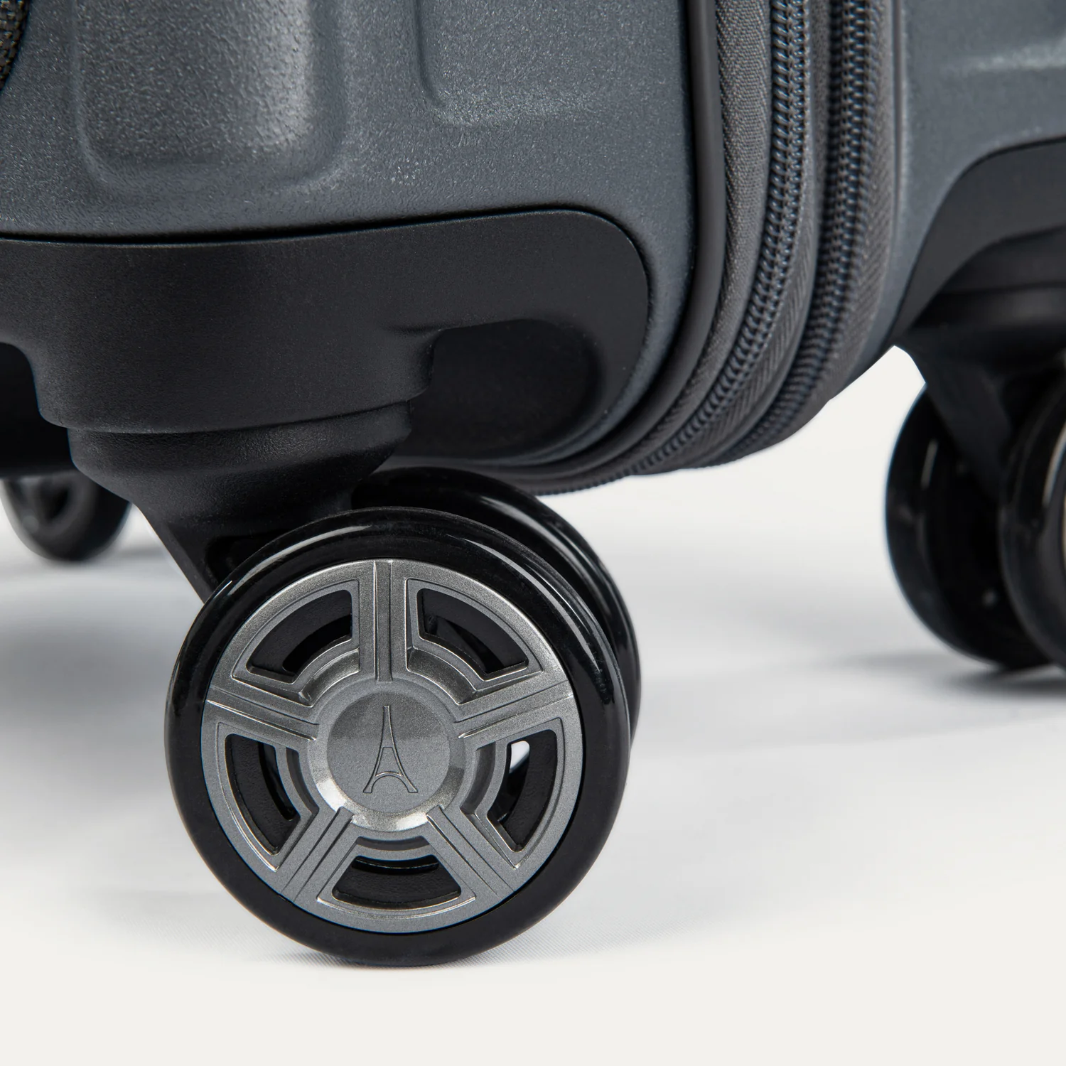 Platinum® Elite Compact Carry-On Business Plus Hardside Spinner - Image 20